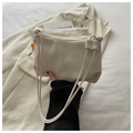 Detalle de bolso de hombro en cuero blanco crema con cuentas decorativas de ámbar - Blanco