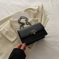 Bolso bandolera negro con solapa, cadena de metal oscuro y cierre vintage - Negro