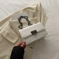 Bolso pequeño cuadrado blanco de cuero con correa de cadena gruesa y cierre de metal - Blanco
