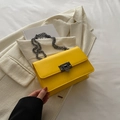 Bolso bandolera de cuero amarillo brillante con cadena de metal y hebilla tachonada - Amarillo