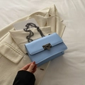 Bolso de solapa en cuero PU azul claro con cadena de metal gris oscuro y remaches - Azul