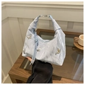 Dettaglio borsa azzurra con ciondoli a farfalla in metallo e manico con nodo decorativo - Blu