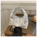 Dettaglio borsa a mano argento con tre farfalle metalliche 3D e texture stropicciata - Argento