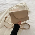 Borsa a tracolla beige minimalista con tracolla regolabile e finiture dorate - Cachi