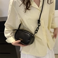 Elegante borsa a tracolla nera in ecopelle con catena spessa e logo dorato frontale - Nero