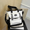 Bolso tote de lona minimalista en blanco y negro con diseño multibolsillos y correa - Blanco y Negro