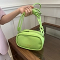 Borsa a tracolla verde neon in pelle con cinturino a nodi e dettagli in catena - Verde