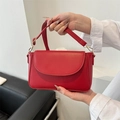 Borsa a tracolla rossa minimalista in pelle con dettagli in metallo dorato - Rosso