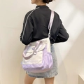 Bolso tote minimalista de lona lavanda y blanco con correa ajustable y bolsillo - Blanco y Púrpura