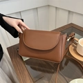 Borsa a tracolla quadrata in ecopelle marrone con patta curva e fibbia in metallo oro - Marrone