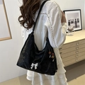 Minimalistische schwarze Samtschultertasche mit Silberschleife und Perlengurt-Detail - Schwarz
