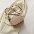 Borsa a sella minimalista in pelle PU kaki con tracolla regolabile su blazer - Cachi