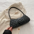 Sac sous le bras classique en cuir noir matelassé avec boucle carrée et bandoulière - Noir