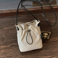 Beige Nylon-Umhängetasche mit Kordelzug, Modeetikett und schwarzem Gurt für Damen - Gebrochenes Weiß