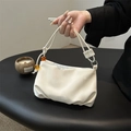 Borsa a spalla in morbida pelle bianco crema con perline ambra e trama arricciata - Bianco