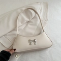Bolso de hombro crema con lazo metálico plateado y acabado en cuero mate suave - Blanco