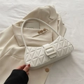Sac sous le bras blanc élégant en similicuir matelassé avec une boucle décorative carrée - Blanc