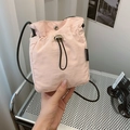 Minimalistische Umhängetasche aus hellrosa Nylon mit Kordelzug und Fashion-Label - Rosa