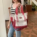 Bolso tote grande de patchwork crema y burdeos con bolsillo de moda y asas anchas - Blanco y rojo