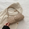 Sac sous le bras matelassé beige avec boucle carrée surdimensionnée et motif losange - Kaki