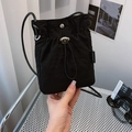 Minimalistische schwarze Nylon-Beuteltasche mit Kordelzug und dünnem Umhängeriemen - Schwarz