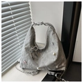 Detalle de bolso plateado plisado con perlas decorativas y lazo de diamantes de imitación - Plateado
