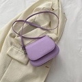 Borsa a sella minimalista viola chiaro in ecopelle opaca con tracolla regolabile - Viola