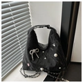 Detalle de bolso plisado negro con perlas, lazo de strass y elegante correa de cadena - Negro