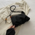 Borsa a nuvola nera a pieghe con decorazioni in ambra e tracolla sottile - Nero