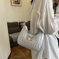 Silberne gewebte Crescent-Schultertasche mit Metall-Schleife und geknotetem Trageriemen - Silber