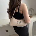 Bolso baguette de cuero beige con detalle de lazo metálico plateado al hombro - Caqui