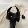 Schwarze Hobo-Handtasche für Damen mit silbernen Schmetterlingsanhängern und Falten - Schwarz
