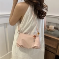 Borsa sottobraccio rosa in morbida pelle con pieghe e perline ambrate su tracolla - Rosa