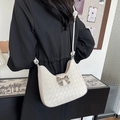 Schicke beige gewebte Schultertasche mit silberner Schleifenschnalle und Gurt - Weiß
