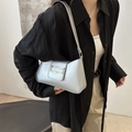 Bolso de hombro plateado metalizado con hebilla dorada visto en modelo - Plateado