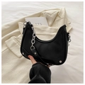Detalle del bolso de media luna negro con cadena plateada y remaches de moda - Negro
