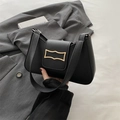 Bolso de hombro minimalista de PU negro con hebilla dorada y correa de cuero - Negro