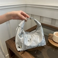 Silberne Handtasche mit Knitter-Optik und dekorativen 3D-Schmetterlingen aus Metall - Silber