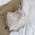Schultertasche aus Canvas mit blauem Blumenmuster und praktischem Kordelzugverschluss - Gebrochenes Weiß