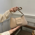Bolso de hombro beige minimalista con hebilla dorada y diseño de media luna en cuero - Caqui