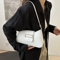 Bolso de hombro minimalista blanco de cuero con hebilla metálica dorada ondulada - Blanco