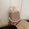 Sac seau tissé avec poignée en perles, cordon de serrage et chaîne dorée, vue de dessus - Kaki