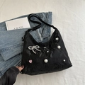 Bolso plisado negro con lazo plateado, perlas y joya de corazón rosado - Negro