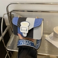 Bolso bandolera de lona a rayas azules y negras con correa ancha y hebilla blanca - Gris