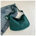 Détail du sac hobo en velours côtelé vert foncé avec sa pochette ronde assortie pour monnaie - Vert foncé