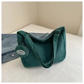 Dettaglio di una borsa tote in velluto a coste verde scuro con portamonete coordinato - Verde Scuro Con Pendente