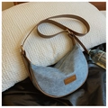 Sac demi-lune en denim bleu avec finitions en cuir marron et design rétro hobo - Bleu Denim (Sans Pendentif)