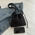 Leichte schwarze Beuteltasche mit Fashion-Label und Kordelzug aus weichem Nylon-Stoff - Ohne Anhänger / Schwarz