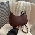 Bolso saco de media luna en cuero marrón con correa ajustable y logo dorado - Marrón