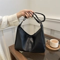 Borsa sottospalla nera minimalista in ecopelle con tracolla regolabile e zip - Nero